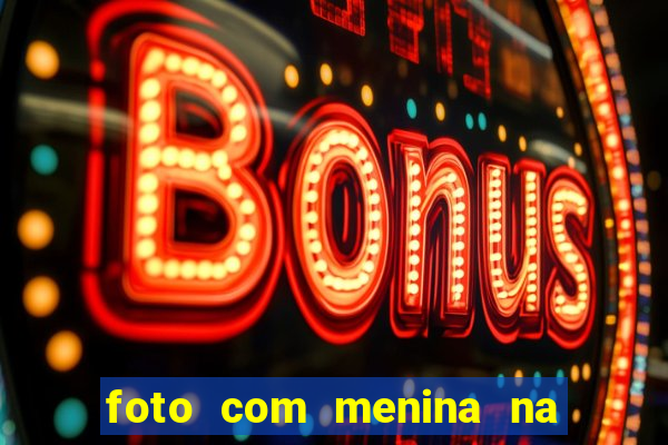 foto com menina na cama fake